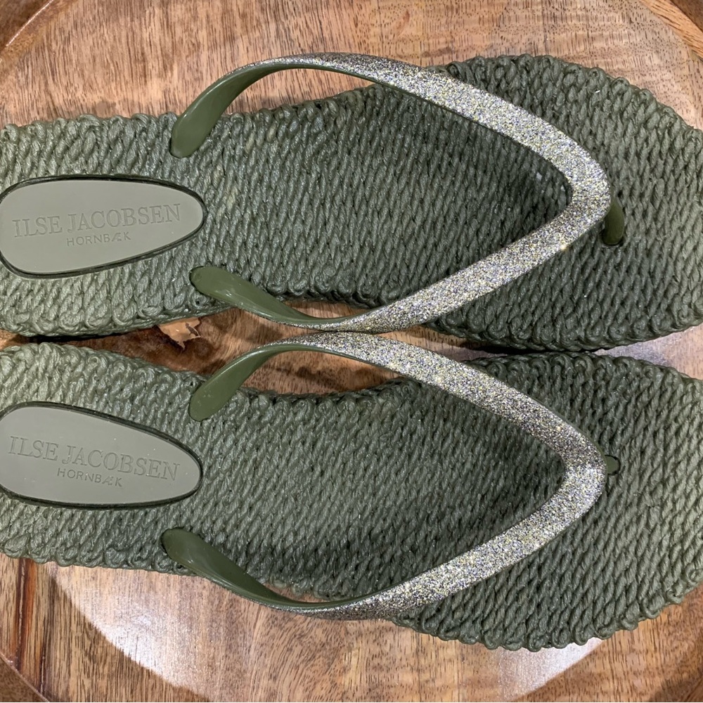 Ilse Jacobsen: army green flip flops